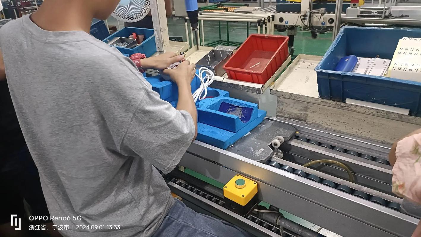現在廠都進入了旺季.本生產線招兩名操作普工,會打螺絲的最好